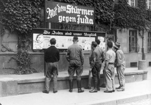 Worms, Antisemitische Presse, "Stürmerkasten". Der Stürmer war eine private Wochenzeitung des Gauleiters Julius Streicher. Sie war seit 1927 das hetzerischste Presse-Organ der Nationalsozialisten gegen die Juden. Auch Julius Streicher wurde deshalb in Nürnberg zum Tode verurteilt.
