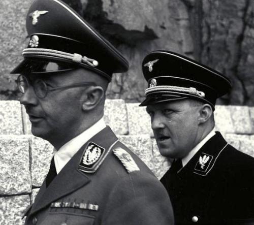 Heinrich Himmler zusammen mit dem Gauleiter für das Gau Oberdonau August Eigruber aus Steyr. Das Donaugau umfasste den größten Teil des heutigen Oberösterreich. Eigruber wurde wegen seiner Beteiligung an den Verbrechen in Hartheim und die zusammen mit Ernst Kaltenbrunner in Mauthausen begangenen Verbrechen von den Alliierten im Mai 1947 hingerichtet.