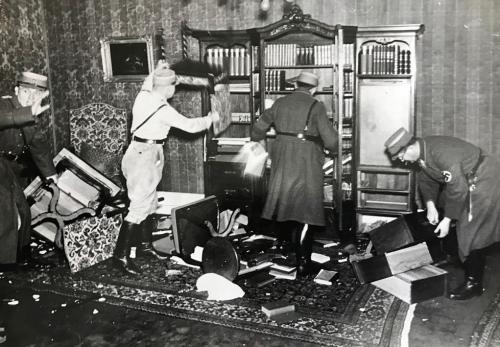 Plünderung und Zerstörung in der Wohnung einer jüdischen Familie.