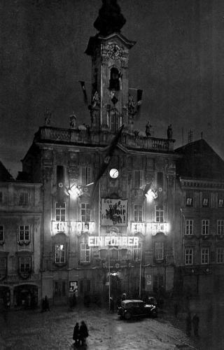 "Ein Volk, ein Reich, ein Führer" als Leuchtschrift am Steyrer Rathaus. Nachdem Deutschland in Österreich einmarschiert war und den Anschluss erklärt hatte, ließ es durch eine "Volksabstimmung" den Anschluss im Nachhinein legitimieren. Dafür wirbt das große Banner "Das ganze Volk sagt ja!"